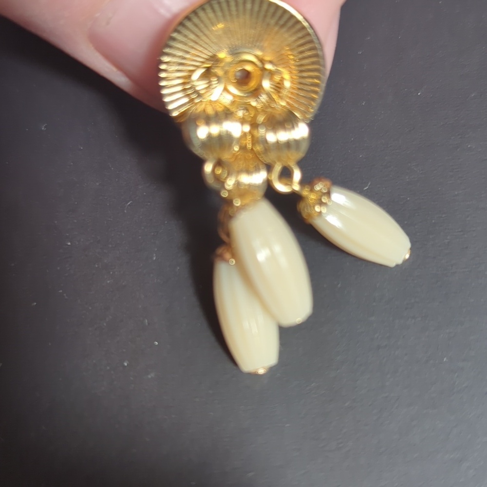 Elegant Gold and Cream Jewelry Set Vintage - Picture 3 of 9